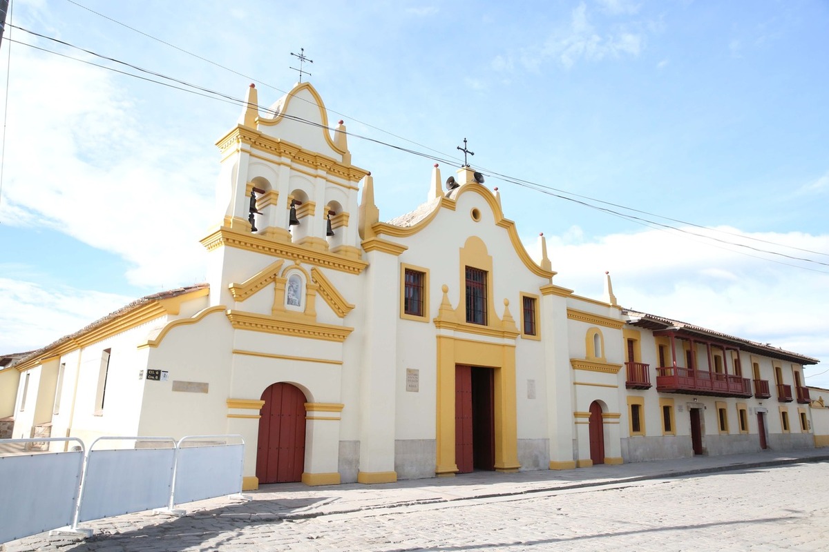 Santuario Nuestra Señora de la Salud en Bojacá fachada blanca de frente de día con cielo azul y sin personas. 