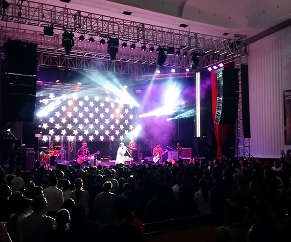  Auditorio Mayor evento de concierto en tarima con artistas y luces. Escenario repleto de personas que miran atentas.