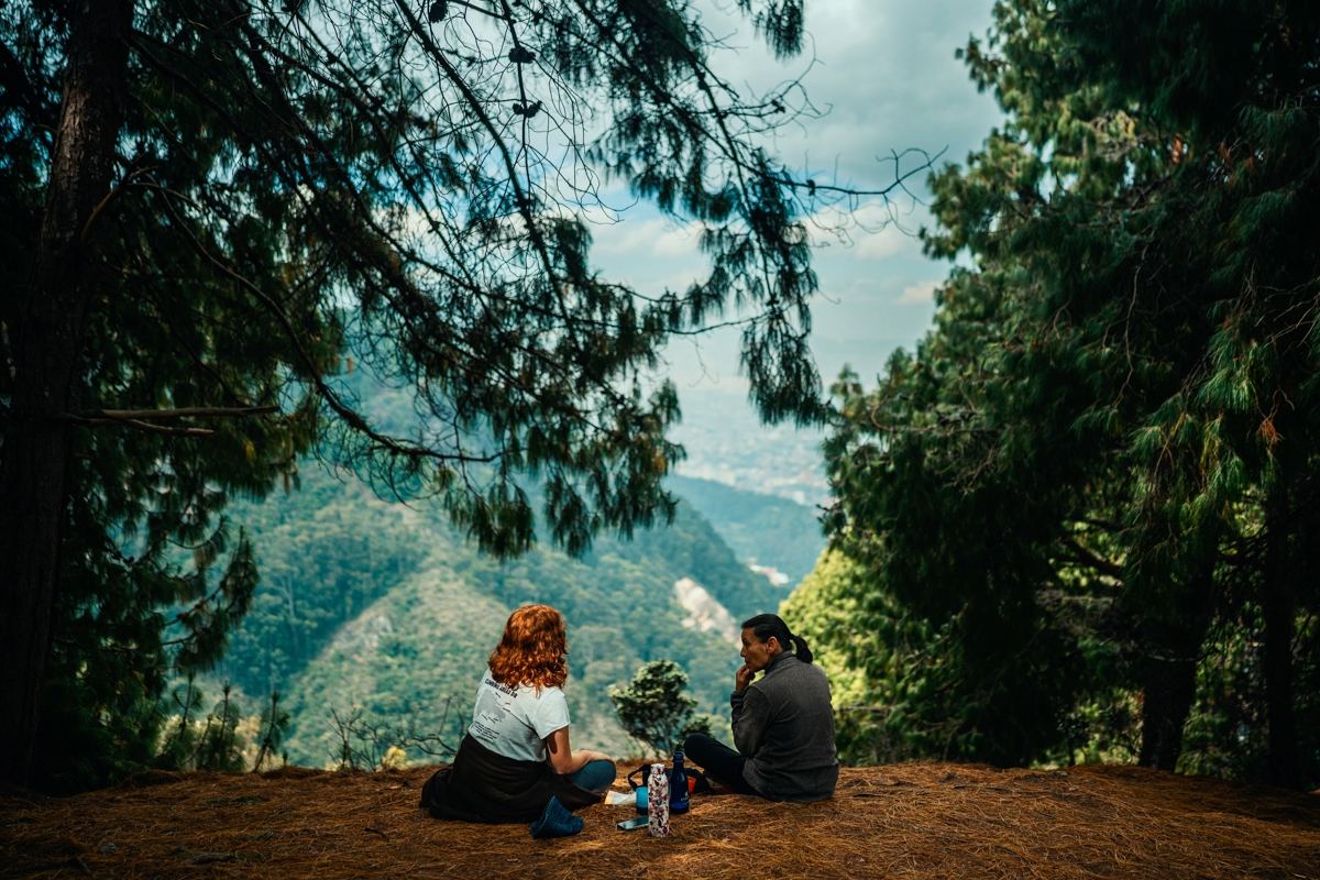 Sendero Quebrada La Vieja con dos mujeres sentadas en cima mirando al horizonte