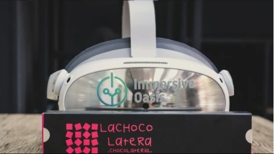 Una cámara 3D sobre un libro con una leyenda  que dice "Lachoco Latera".