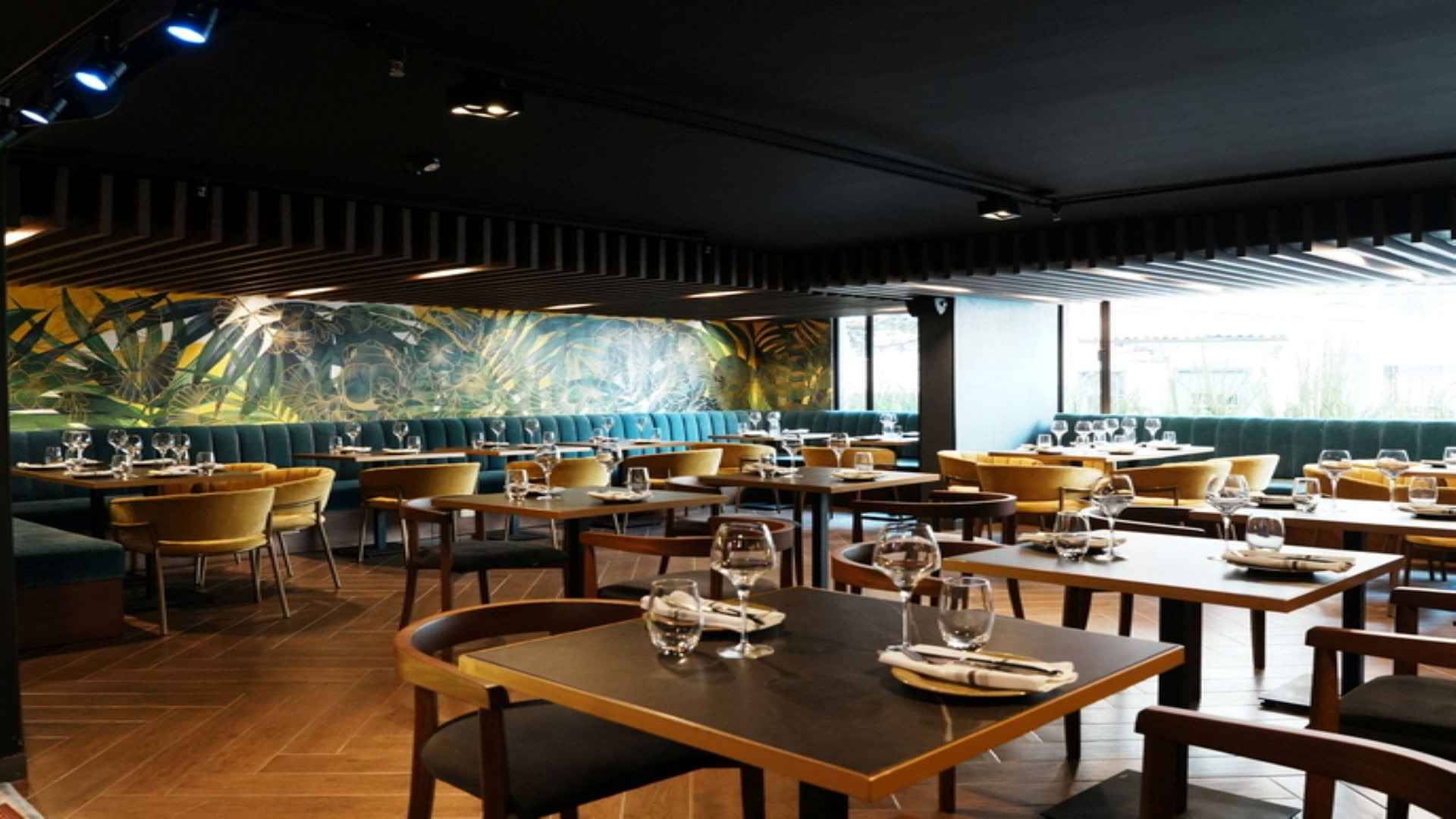 Todo listo. Mesas y copas esperando la llegada de los clientes para una cena memorable. 