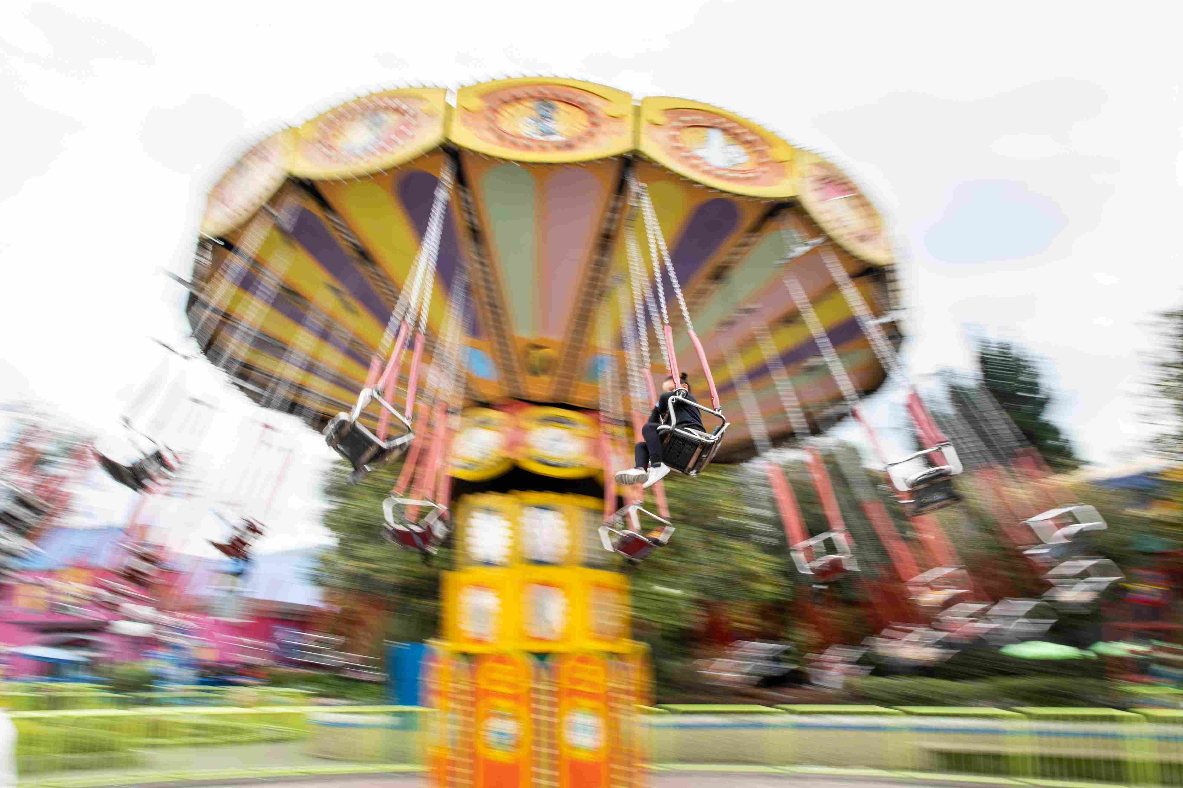 Una atracción mecánica en forma de hongo gigante de un parque de atracciones, que se mueve muy rápido.