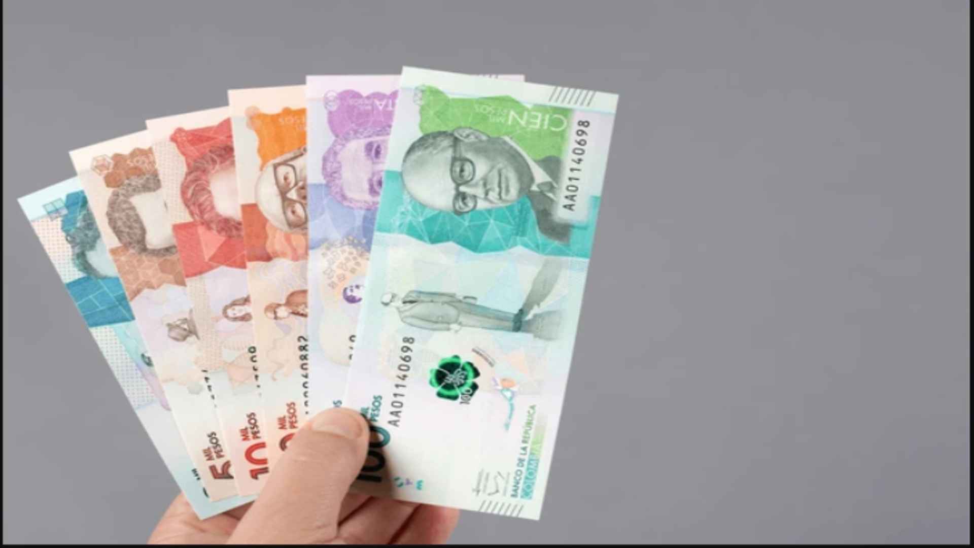 Billetes que representan el peso colombianos extendidos, mostrando la riqueza de la moneda local.