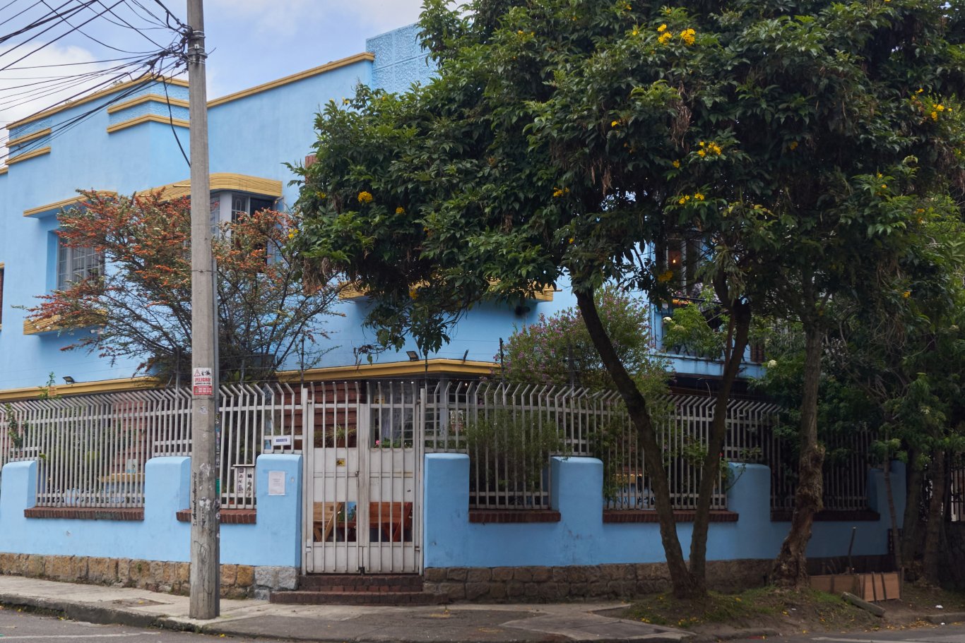 La casa, en toda una esquina del barrio Teusaquillo, luce imponente por su tamaño y por su color azul celeste. Foto: Alberto Amaya.
