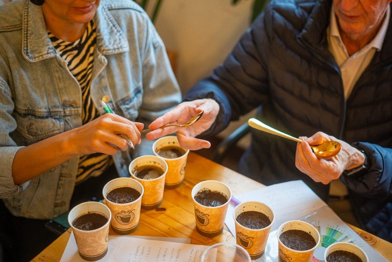 Cata de café, a punto de romper costra y vivir las diferentes experiencias sensoriales de una cata de café acompañada de expertos. Foto: Diego Cuevas - IDT
