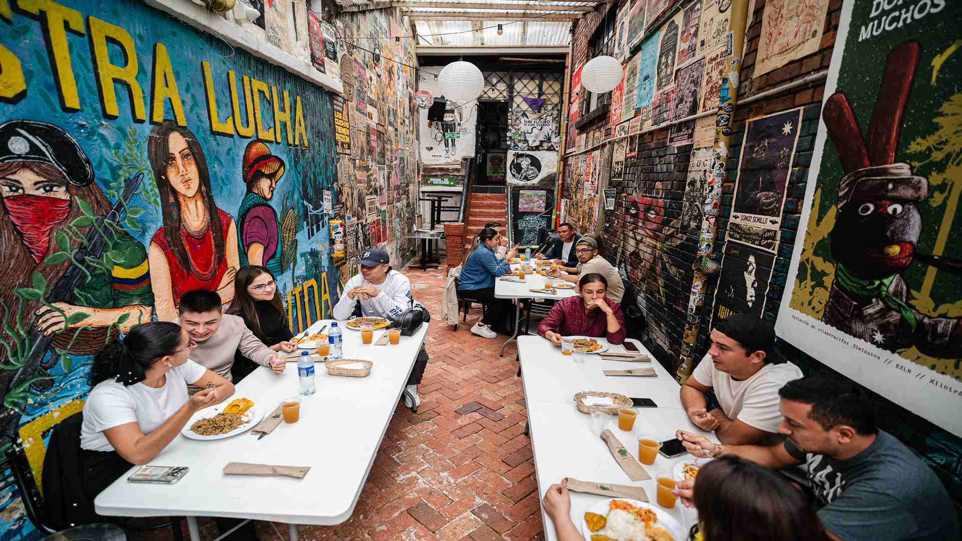 A La Trocha confluyen viajeros curiosos, artistas, líderes comunitarios y familias que buscan un encuentro auténtico con el proceso de paz en Colombia. Foto: Mateo Caballero - IDT.