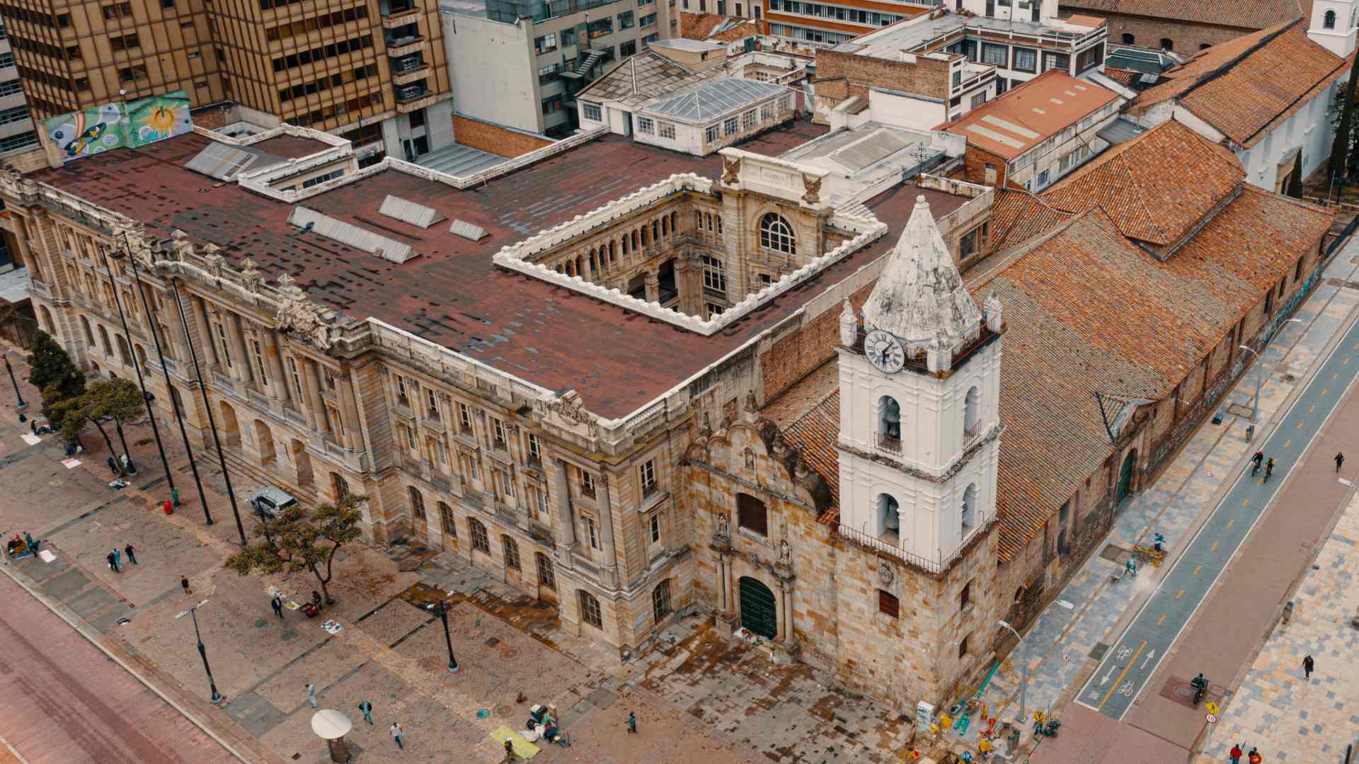  Iglesia San Francisco con su techo tomada con dron desde arriba, al lado un edificio de estilo republicano. Se observa la Carrera séptima con Avenida Jimenez.