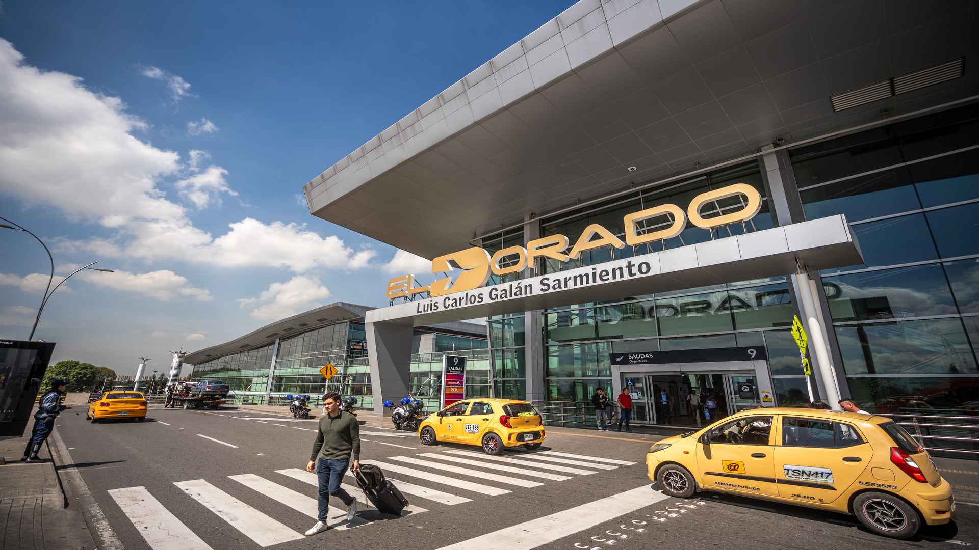Panorama del aeropuerto con la pista y los aviones estacionados en las puertas de la terminal.