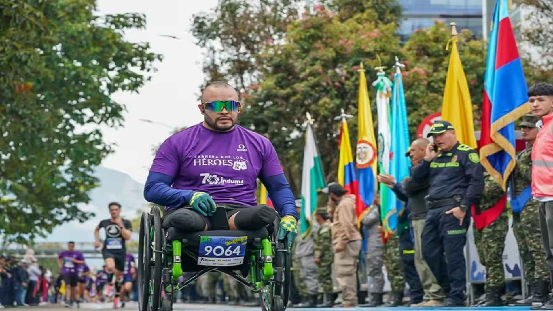 Deportista en silla de ruedas demuestra su fortaleza y valor participando en la Carrera por los Héroes en Bogotá.