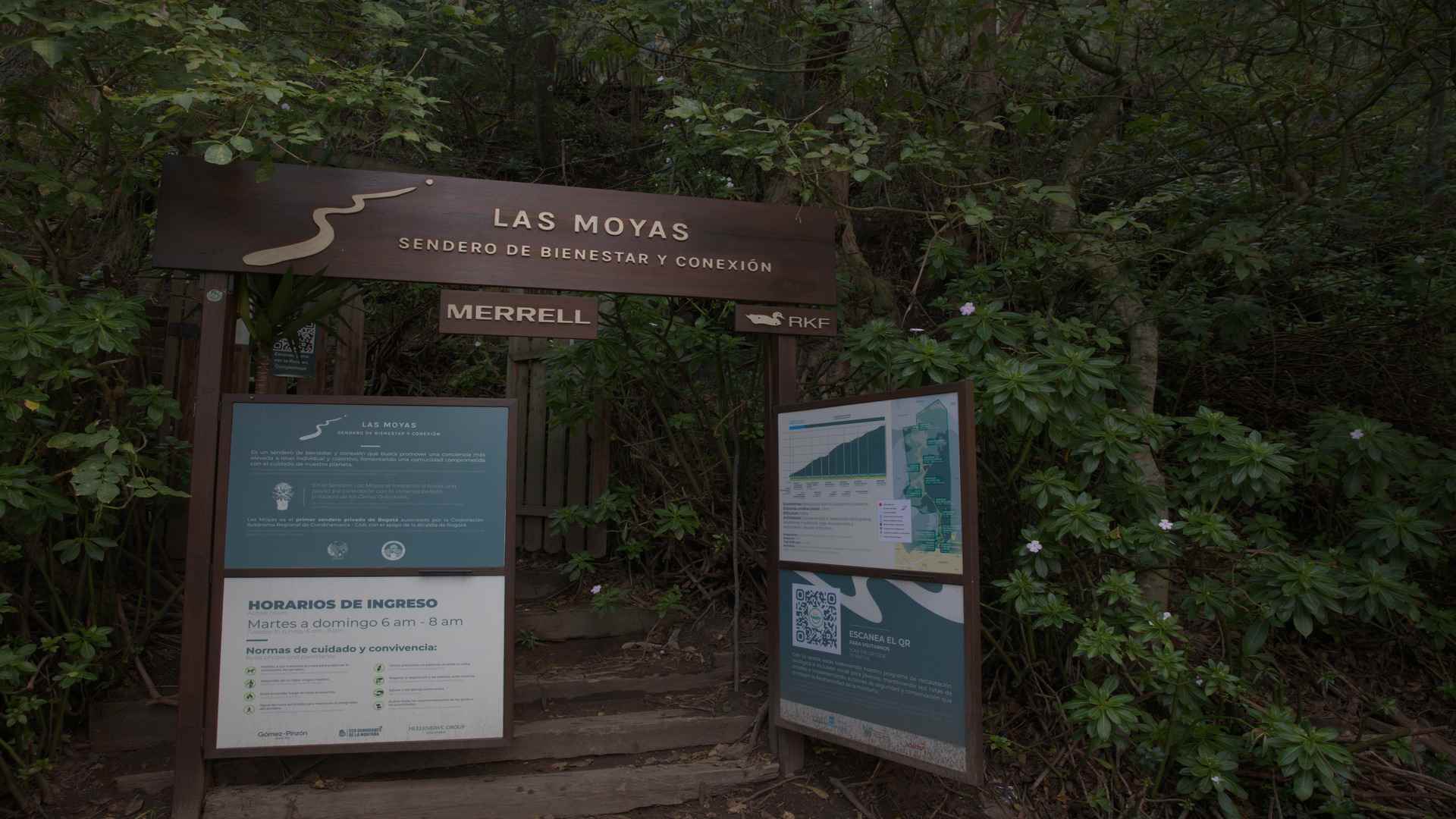 Letrero de madera en la entrada del sendero "Las Moyas", indicando el inicio de la caminata. 