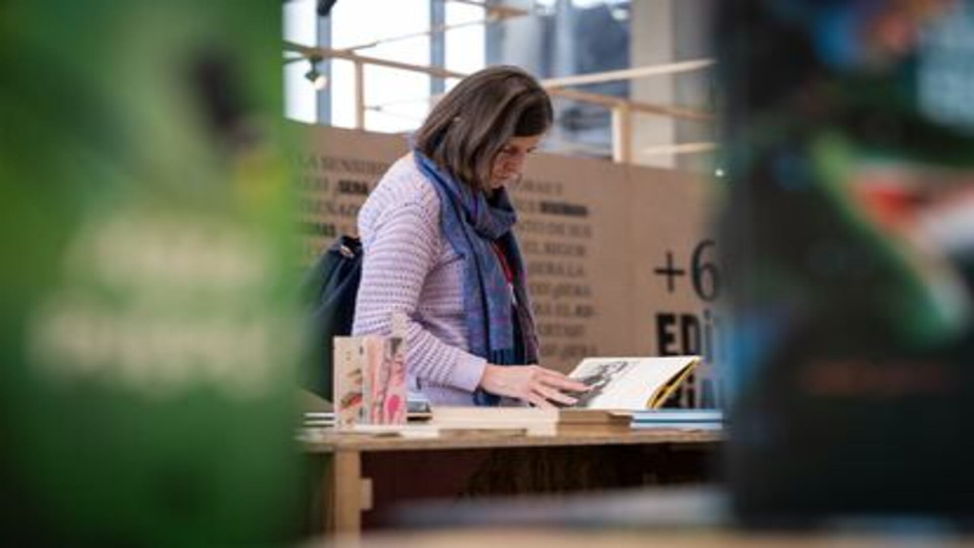 Una lectora se sumerge en las páginas de un libro durante la Feria Internacional del Libro de Bogotá, FilBo.