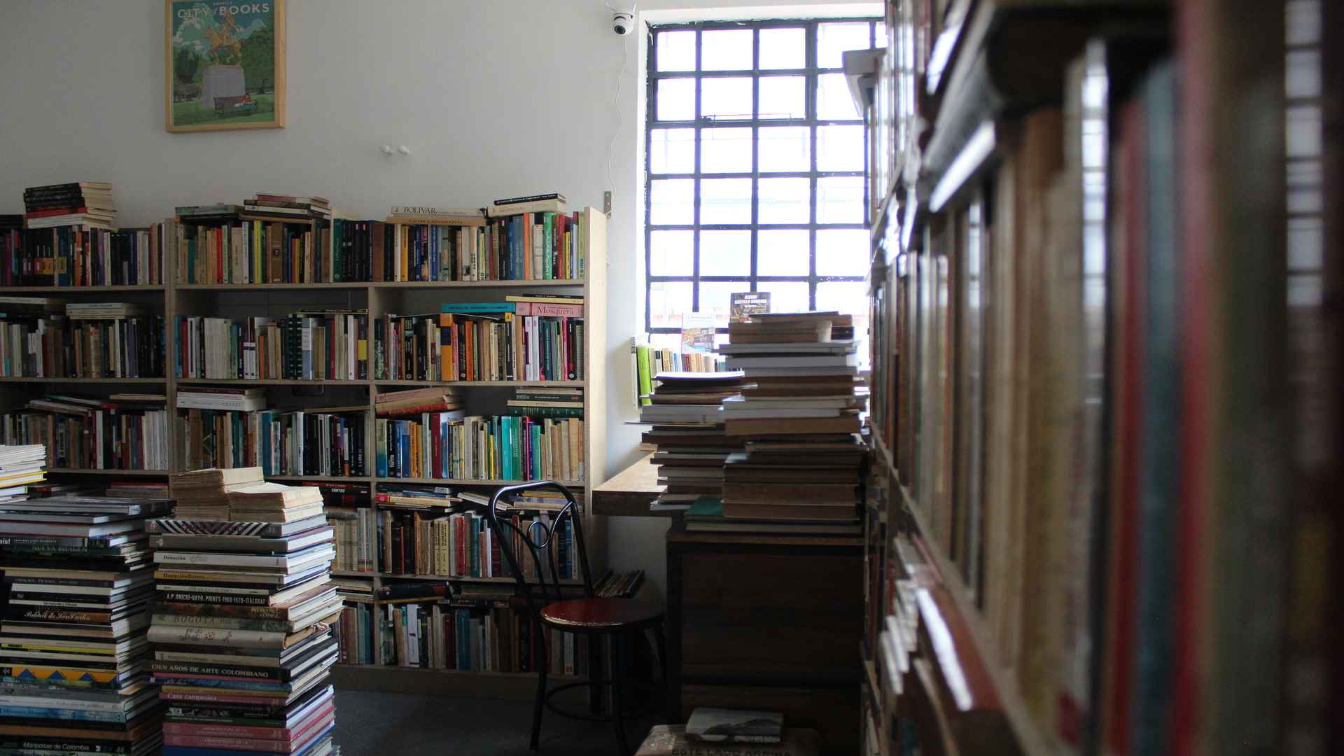 Estanterías con obras literarias en un icónico espacio cultural de Bogotá. Fotografía María F. García Archivo IDT.
